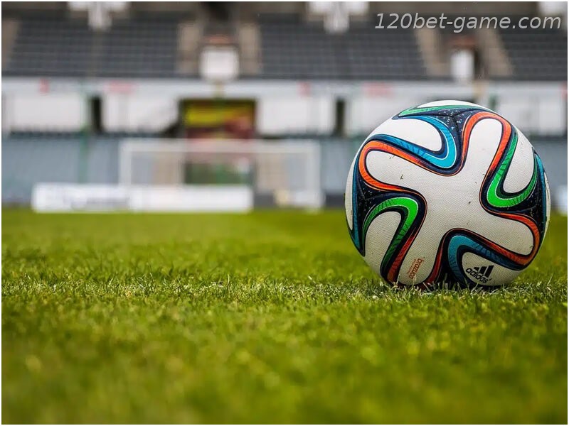 campo uma bola de futebol