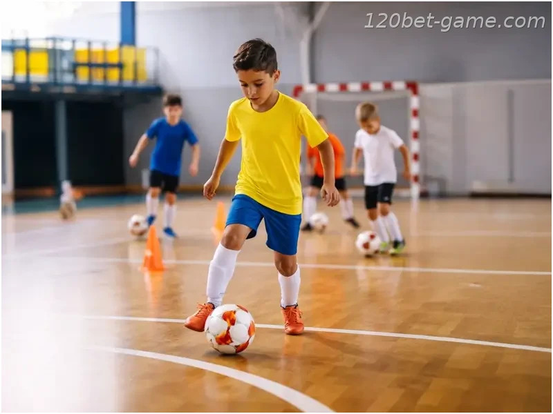 crianças jogando futsal