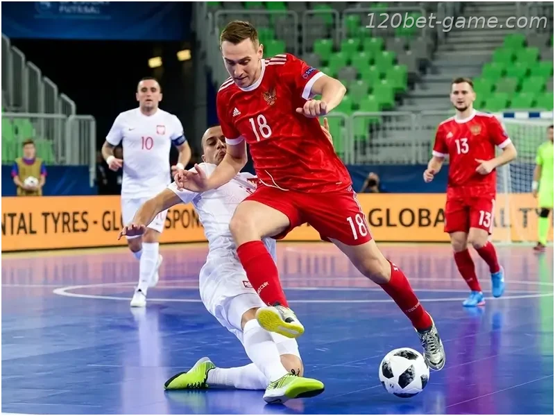 pessoas profissionais jogando futsal