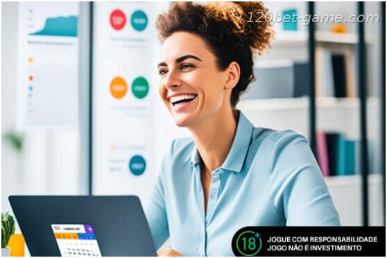 Mulher sorrindo na frente do computador