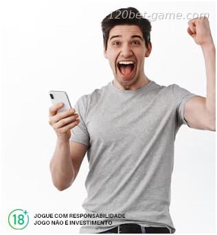 Homem feliz apostando na 120bet