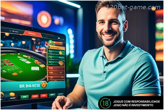 Homem feliz jogando na tela do computador